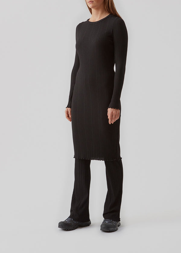 Kropsnær kjole i en blød kvalitet. Oasis dress har elegante lange ærmer, en rund hals og længde til lige under knæet. Kanterne afsluttes med en fin flæsekant.