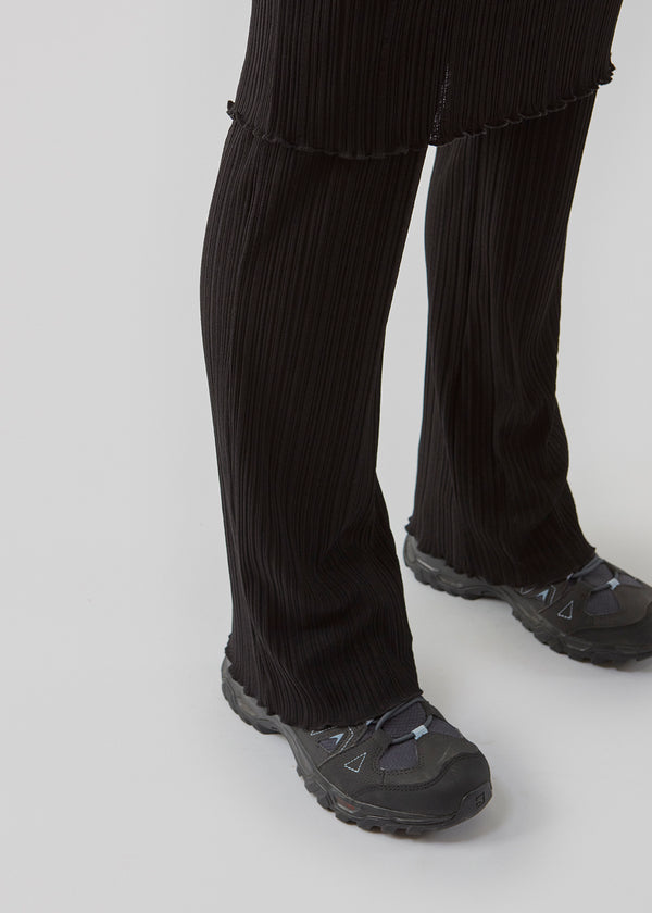 Kropsnær kjole i en blød kvalitet. Oasis dress har elegante lange ærmer, en rund hals og længde til lige under knæet. Kanterne afsluttes med en fin flæsekant.