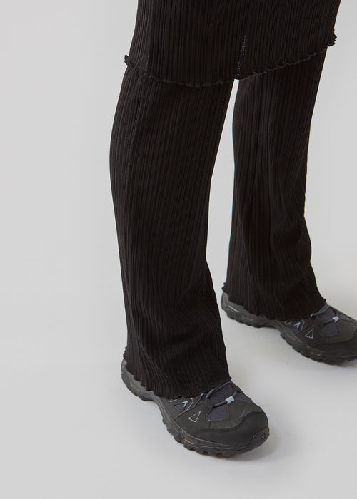 Kropsnær kjole i en blød kvalitet. Oasis dress har elegante lange ærmer, en rund hals og længde til lige under knæet. Kanterne afsluttes med en fin flæsekant.