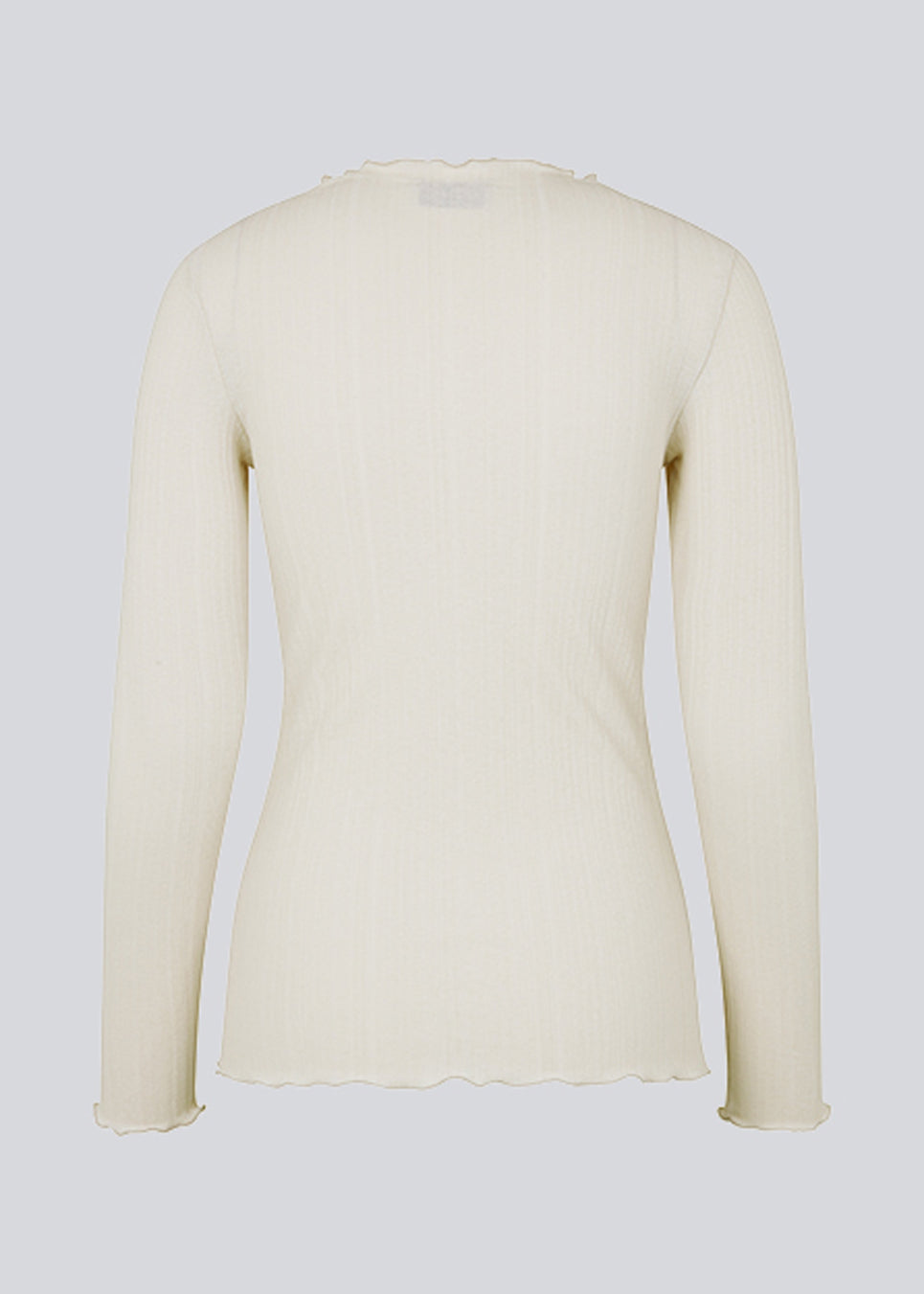 Tætsiddende, langærmet t-shirt med flæset kant på ærmer, ved halsen og bund i beige. Oasis t-neck passer perfekt som en fast basis style i garderoben.