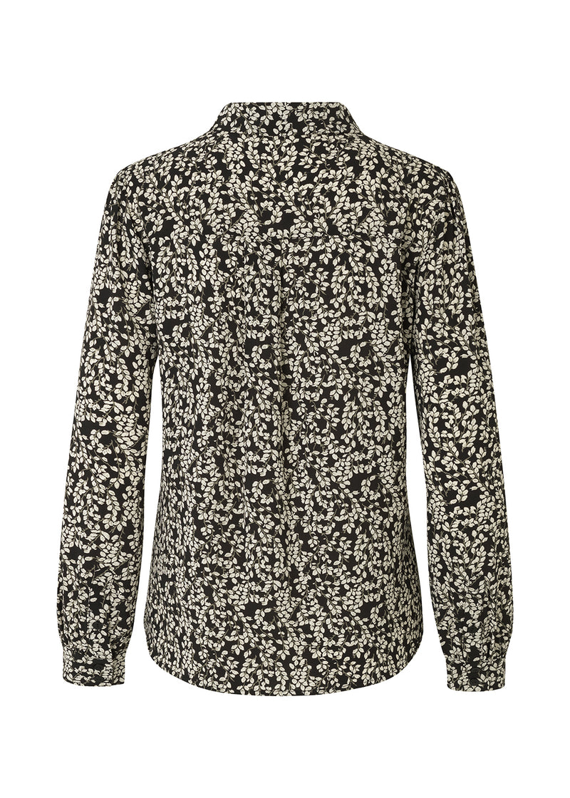 Skjorte i genanvendt polyester med et blomstret print. Oda print shirt har en afslappet silhuet med en lille krave, lange ærmer og knaplukning foran.