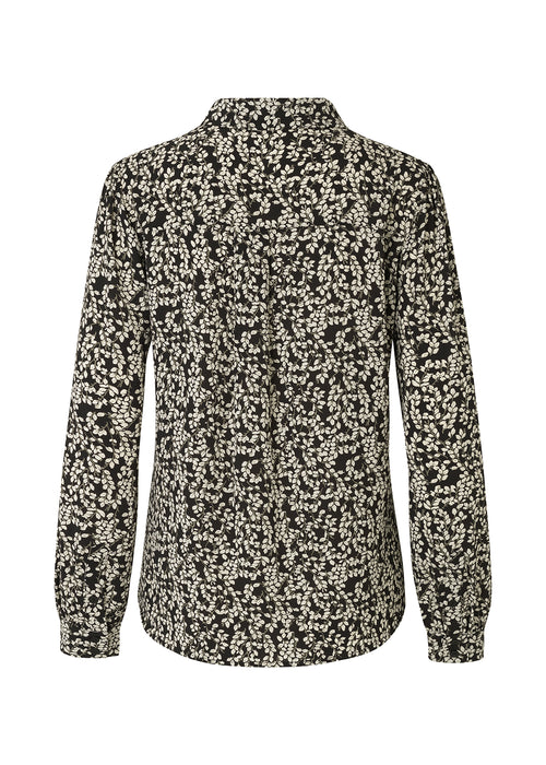 Skjorte i genanvendt polyester med et blomstret print. Oda print shirt har en afslappet silhuet med en lille krave, lange ærmer og knaplukning foran.