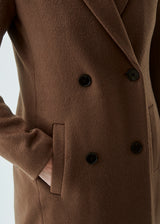 Smuk, lang uldfrakke. Odelia long coat er dobbeltradet og taljeret, hvilket giver et feminint udtryk. Frakken er et oplagt valg til både efterår og de milde vintre.
