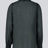 Klassisk skjorte i mørkeblå i et let og luftigt materiale. Oskar shirt har en afslappet pasform med voluminøse ballonærmer der afsluttes med en bred manchet. Skjorten er en smule gennemsigtig som skaber et ultra feminint udtryk. Modellen er 174 cm og har en størrelse S/36 på.