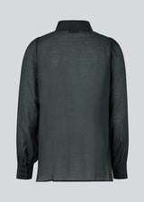 Klassisk skjorte i mørkeblå i et let og luftigt materiale. Oskar shirt har en afslappet pasform med voluminøse ballonærmer der afsluttes med en bred manchet. Skjorten er en smule gennemsigtig som skaber et ultra feminint udtryk. Modellen er 174 cm og har en størrelse S/36 på.
