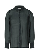 Klassisk skjorte i sort, let og luftigt materiale. Oskar shirt har en afslappet pasform med voluminøse ballonærmer der afsluttes med en bred manchet. Skjorten er en smule gennemsigtig som skaber et ultra feminint udtryk.