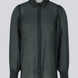 Klassisk skjorte i mørkeblå i et let og luftigt materiale. Oskar shirt har en afslappet pasform med voluminøse ballonærmer der afsluttes med en bred manchet. Skjorten er en smule gennemsigtig som skaber et ultra feminint udtryk. Modellen er 174 cm og har en størrelse S/36 på.