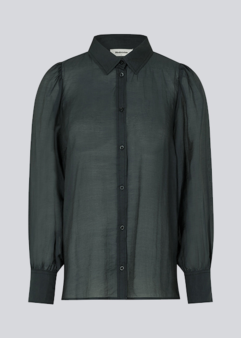 Klassisk skjorte i mørkeblå i et let og luftigt materiale. Oskar shirt har en afslappet pasform med voluminøse ballonærmer der afsluttes med en bred manchet. Skjorten er en smule gennemsigtig som skaber et ultra feminint udtryk. Modellen er 174 cm og har en størrelse S/36 på.
