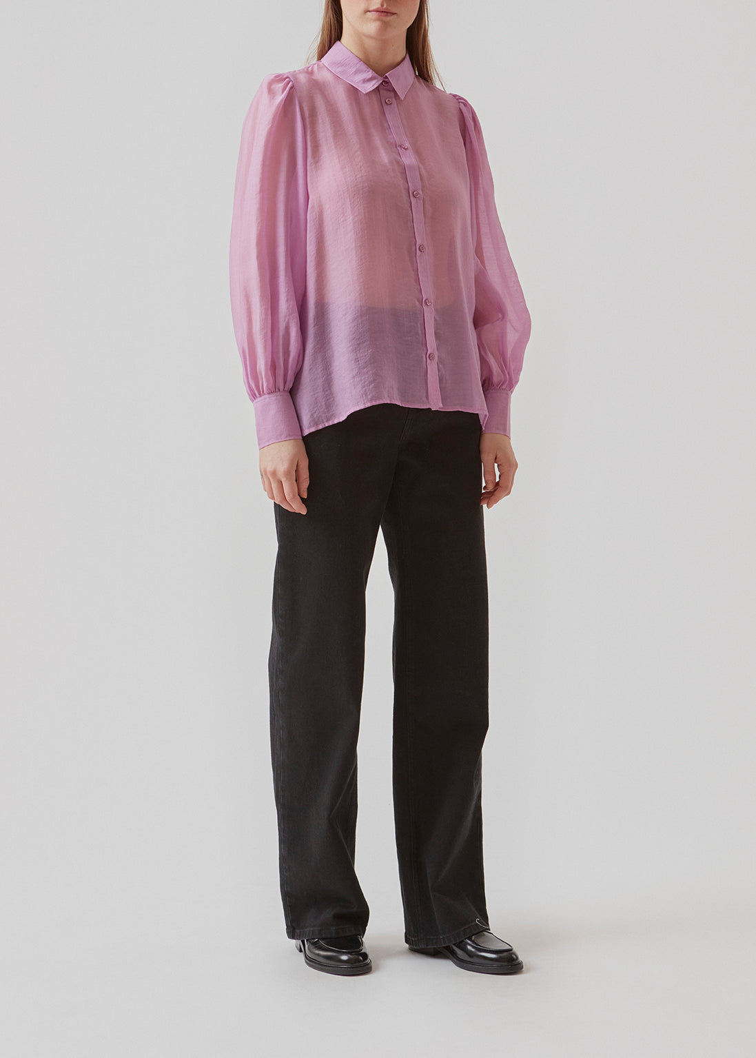 Klassisk skjorte i lilla i et let og luftigt materiale. Oskar shirt har en afslappet pasform med voluminøse ballonærmer der afsluttes med en bred manchet. Skjorten er en smule gennemsigtig som skaber et ultra feminint udtryk.