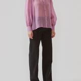 Klassisk skjorte i lilla i et let og luftigt materiale. Oskar shirt har en afslappet pasform med voluminøse ballonærmer der afsluttes med en bred manchet. Skjorten er en smule gennemsigtig som skaber et ultra feminint udtryk.