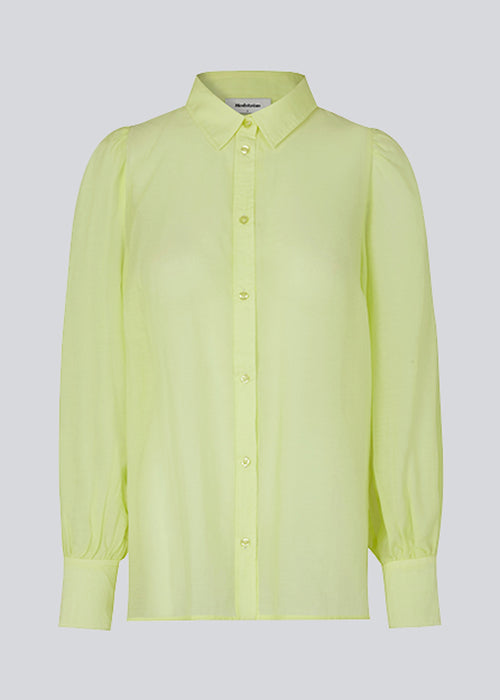 Klassisk skjorte i gul i et let og luftigt materiale. Oskar shirt har en afslappet pasform med voluminøse ballonærmer der afsluttes med en bred manchet. Skjorten er en smule gennemsigtig som skaber et ultra feminint udtryk.