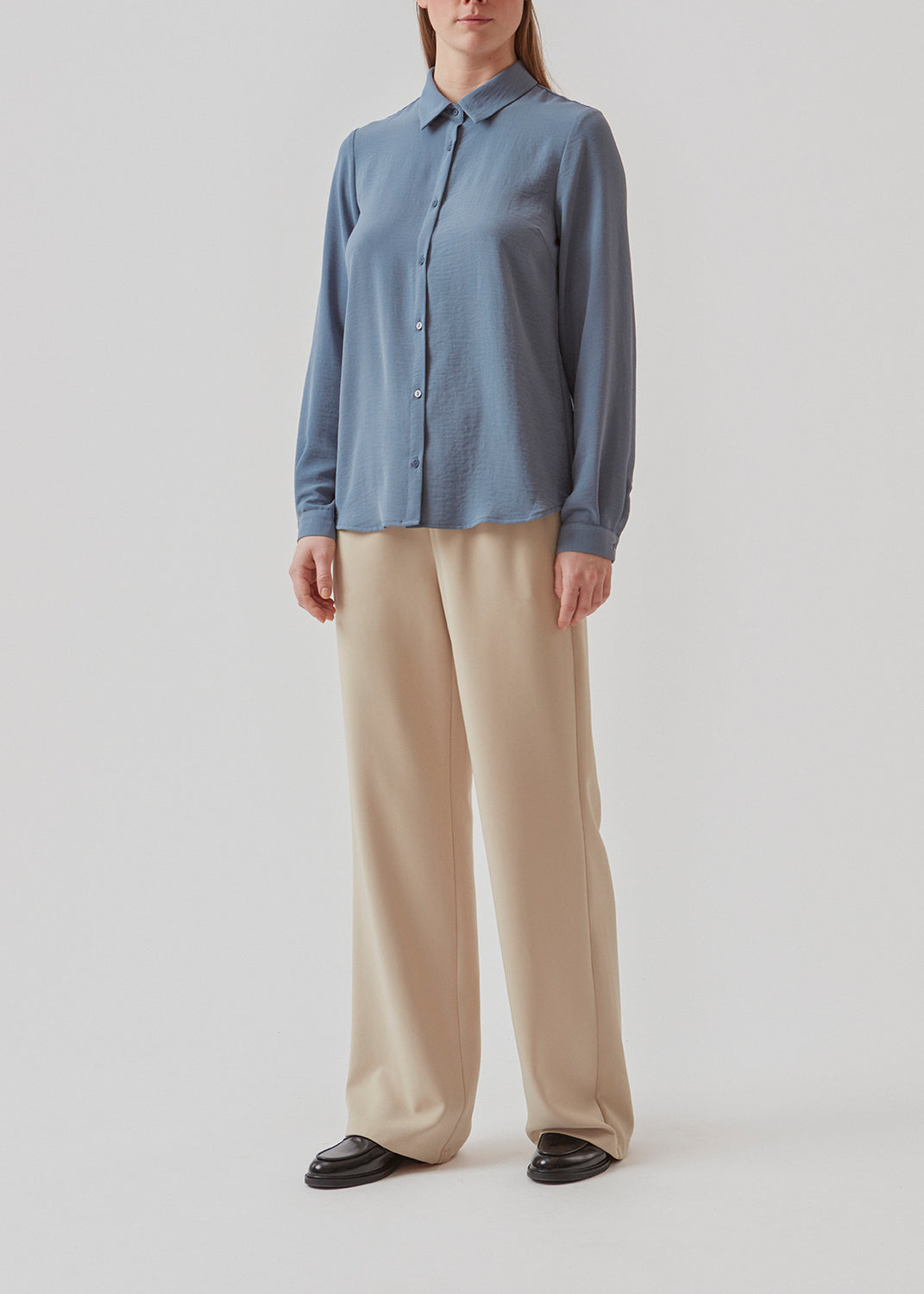 Klassisk skjorte i blå i en løs og afslappet pasform. Ossa shirt har en lille krave, smal manchet og knapper i matchende farve for et ensartet design. Modellen er 173 cm og har en størrelse S/36 på
