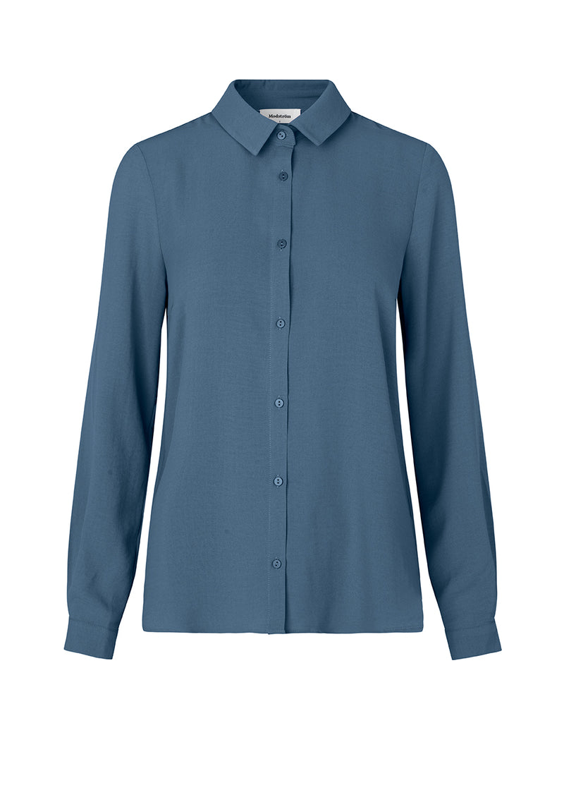 Klassisk skjorte i blå i en løs og afslappet pasform. Ossa shirt har en lille krave, smal manchet og knapper i matchende farve for et ensartet design. Modellen er 173 cm og har en størrelse S/36 på