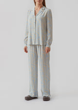 Bukser i en afslappet pasform med vide. Palm print pants har en elastisk talje for et komfortabelt fit. Det organiske print er i en EcoVero viskosekvalitet. Indersøm (S/36): 82 cm Bukserne forlænges med 0,5 cm for hver størrelse. Modellen er 173 cm og har en størrelse S/36 på