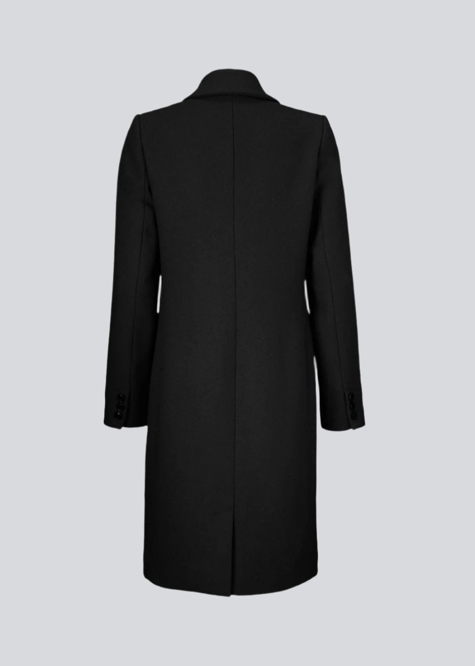 Smuk og klassisk knælang uldfrakke. Pamela coat i farven Black bliver knappet fortil af 3 store knapper og er taljeret, som giver et feminint udtryk. På grund af den høje kvalitet af uld, vil den være det oplagte valg at bruge til både efterår og de milde vintre.
