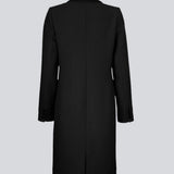 Smuk og klassisk knælang uldfrakke. Pamela coat i farven Black bliver knappet fortil af 3 store knapper og er taljeret, som giver et feminint udtryk. På grund af den høje kvalitet af uld, vil den være det oplagte valg at bruge til både efterår og de milde vintre.
