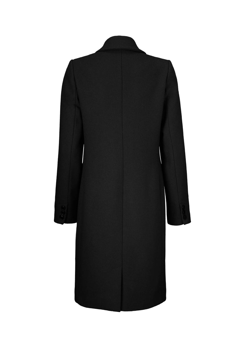 Smuk og klassisk knælang uldfrakke. Pamela coat i farven Black bliver knappet fortil af 3 store knapper og er taljeret, som giver et feminint udtryk. På grund af den høje kvalitet af uld, vil den være det oplagte valg at bruge til både efterår og de milde vintre.
