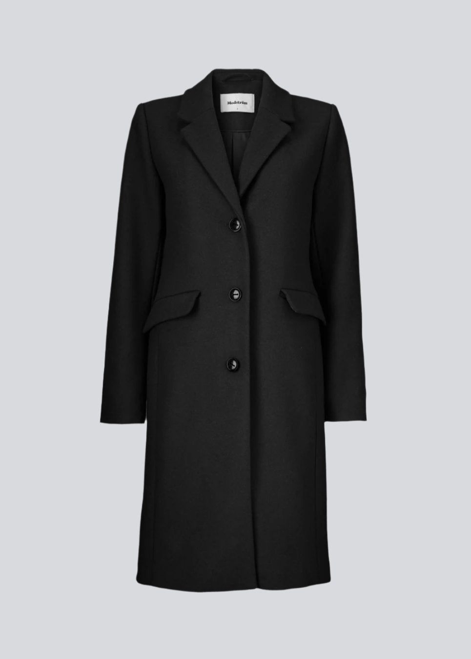 Smuk og klassisk knælang uldfrakke. Pamela coat i farven Black bliver knappet fortil af 3 store knapper og er taljeret, som giver et feminint udtryk. På grund af den høje kvalitet af uld, vil den være det oplagte valg at bruge til både efterår og de milde vintre.