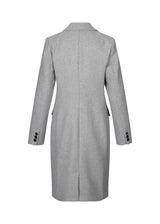 Smuk knælang uldfrakke i grå. Pamela coat bliver knappet fortil af 3 store knapper og er taljeret, som giver et feminint udtryk. På grund af den høje kvalitet af uld, vil den være det oplagte valg at bruge til både efterår og de milde vintre.