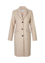 Smuk knælang uldfrakke i lys beige. Pamela coat bliver knappet fortil af 3 store knapper og er taljeret, som giver et feminint udtryk. På grund af den høje kvalitet af uld, vil den være det oplagte valg at bruge til både efterår og de milde vintre.