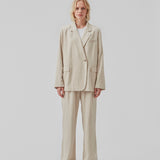 Blazer i et voluminøst fit med et asymmetrisk look. Park blazer er i en let hørkvalitet, som kan styles med de matchende bukser eller over en kjole på en sommeraften.  Materiale: 45% Bomuld 55% Linen  Foer: 100% Polyester