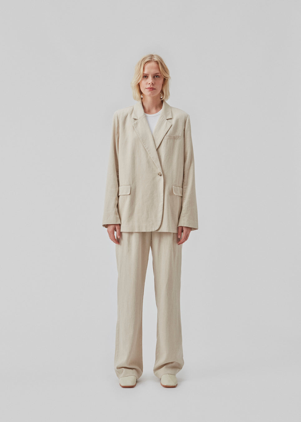 Blazer i et voluminøst fit med et asymmetrisk look. Park blazer er i en let hørkvalitet, som kan styles med de matchende bukser eller over en kjole på en sommeraften.  Materiale: 45% Bomuld 55% Linen  Foer: 100% Polyester