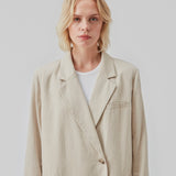 Blazer i et voluminøst fit med et asymmetrisk look. Park blazer er i en let hørkvalitet, som kan styles med de matchende bukser eller over en kjole på en sommeraften.  Materiale: 45% Bomuld 55% Linen  Foer: 100% Polyester