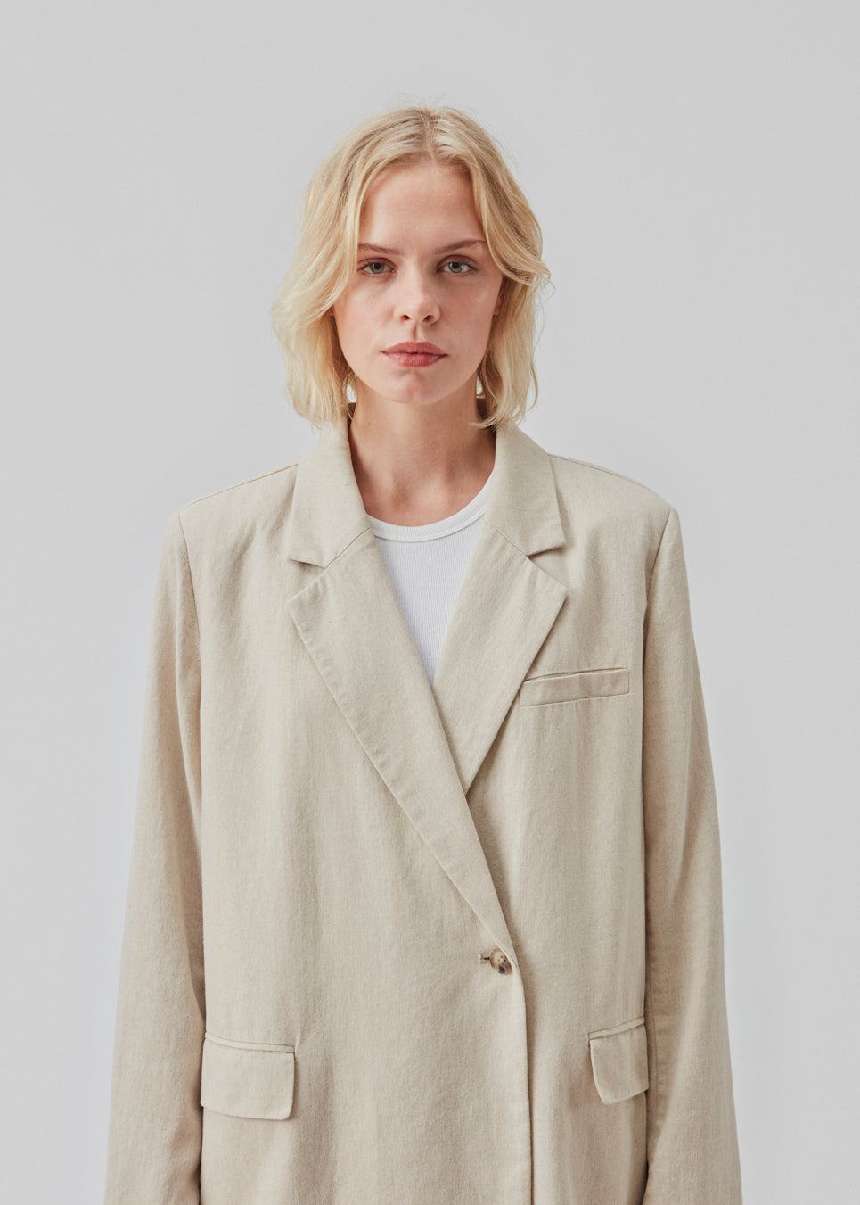 Blazer i et voluminøst fit med et asymmetrisk look. Park blazer er i en let hørkvalitet, som kan styles med de matchende bukser eller over en kjole på en sommeraften.  Materiale: 45% Bomuld 55% Linen  Foer: 100% Polyester