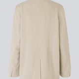 Blazer i et voluminøst fit med et asymmetrisk look. Park blazer er i en let hørkvalitet, som kan styles med de matchende bukser eller over en kjole på en sommeraften.