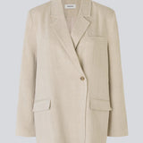 Blazer i et voluminøst fit med et asymmetrisk look. Park blazer er i en let hørkvalitet, som kan styles med de matchende bukser eller over en kjole på en sommeraften.