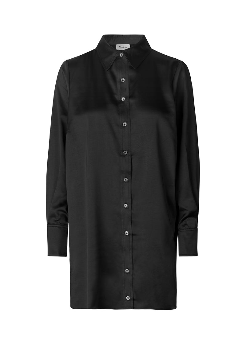 Peppa shirt har en voluminøs pasform med ekstra længde og lange ærmer. Det skinnende materiale giver et eksklusivt udtryk til den afslappede silhuet.