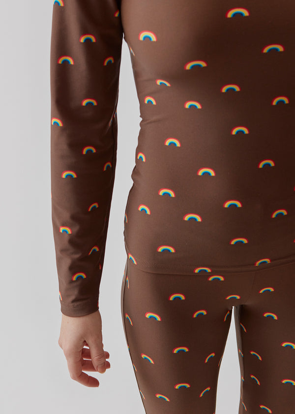 Langærmet trøje med all-over regnbueprint i strækbart materiale og tætsiddende pasform. PernilleMD print LS top er ideel at style under en striktrøje eller kjole.
