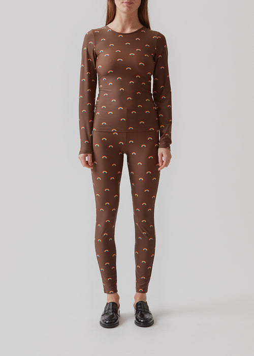Langærmet trøje med all-over regnbueprint i strækbart materiale og tætsiddende pasform. PernilleMD print LS top er ideel at style under en striktrøje eller kjole.