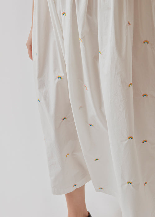 Let kjole uden ærmer i økologisk bomuldskvalitet. PernilleMD strap dress har smalle, justerbare stropper, en tætsiddende pasform for oven og vid underdel med blødt fald.