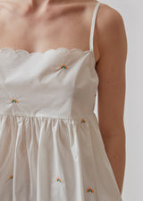 Let kjole uden ærmer i økologisk bomuldskvalitet. PernilleMD strap dress har smalle, justerbare stropper, en tætsiddende pasform for oven og vid underdel med blødt fald.
