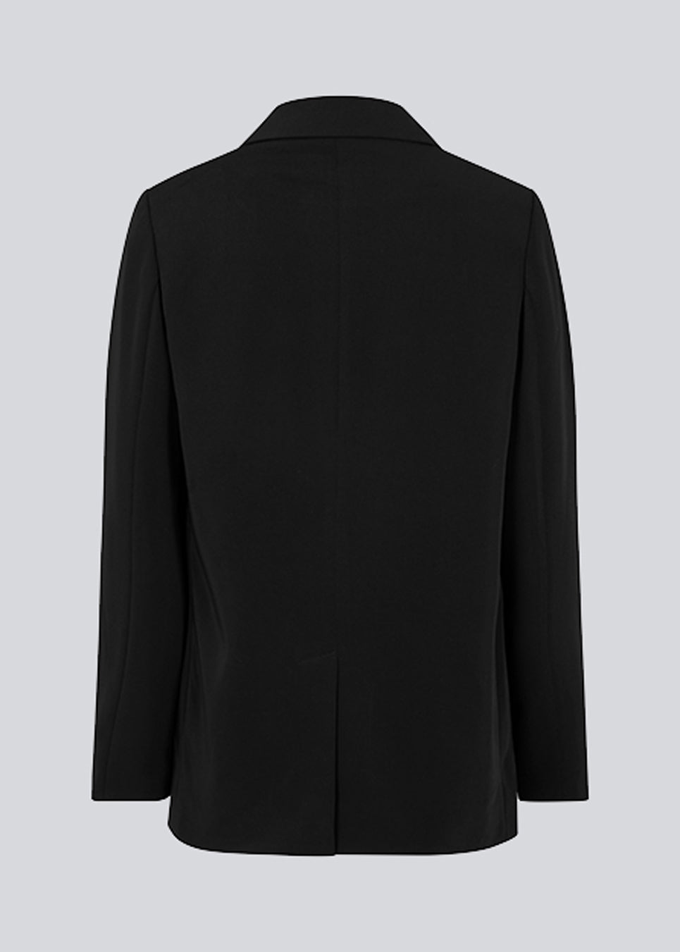 Sort blazer i et oversize fit med et asymmetrisk look. PerryMD blazer er i en let kvalitet, som kan styles med de matchende bukser eller over en kjole på en sommeraften. Modellen er 177 cm og har en størrelse S/36 på.  Shop matchende bukser, for at fuldende looket: PerryMD pants.
