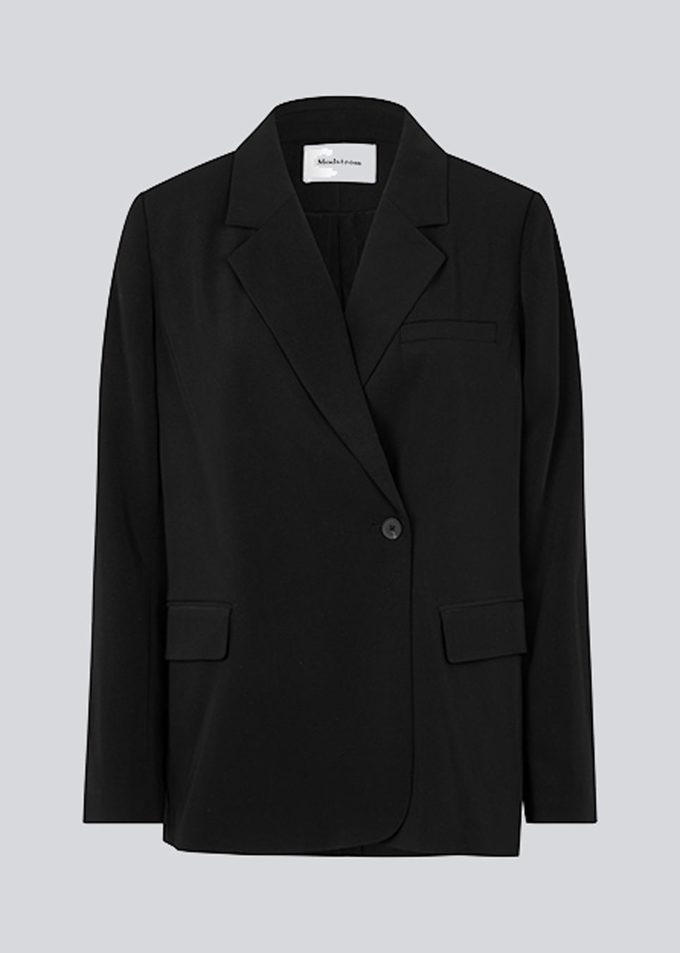 Sort blazer i et oversize fit med et asymmetrisk look. PerryMD blazer er i en let kvalitet, som kan styles med de matchende bukser eller over en kjole på en sommeraften. Modellen er 177 cm og har en størrelse S/36 på.  Shop matchende bukser, for at fuldende looket: PerryMD pants.