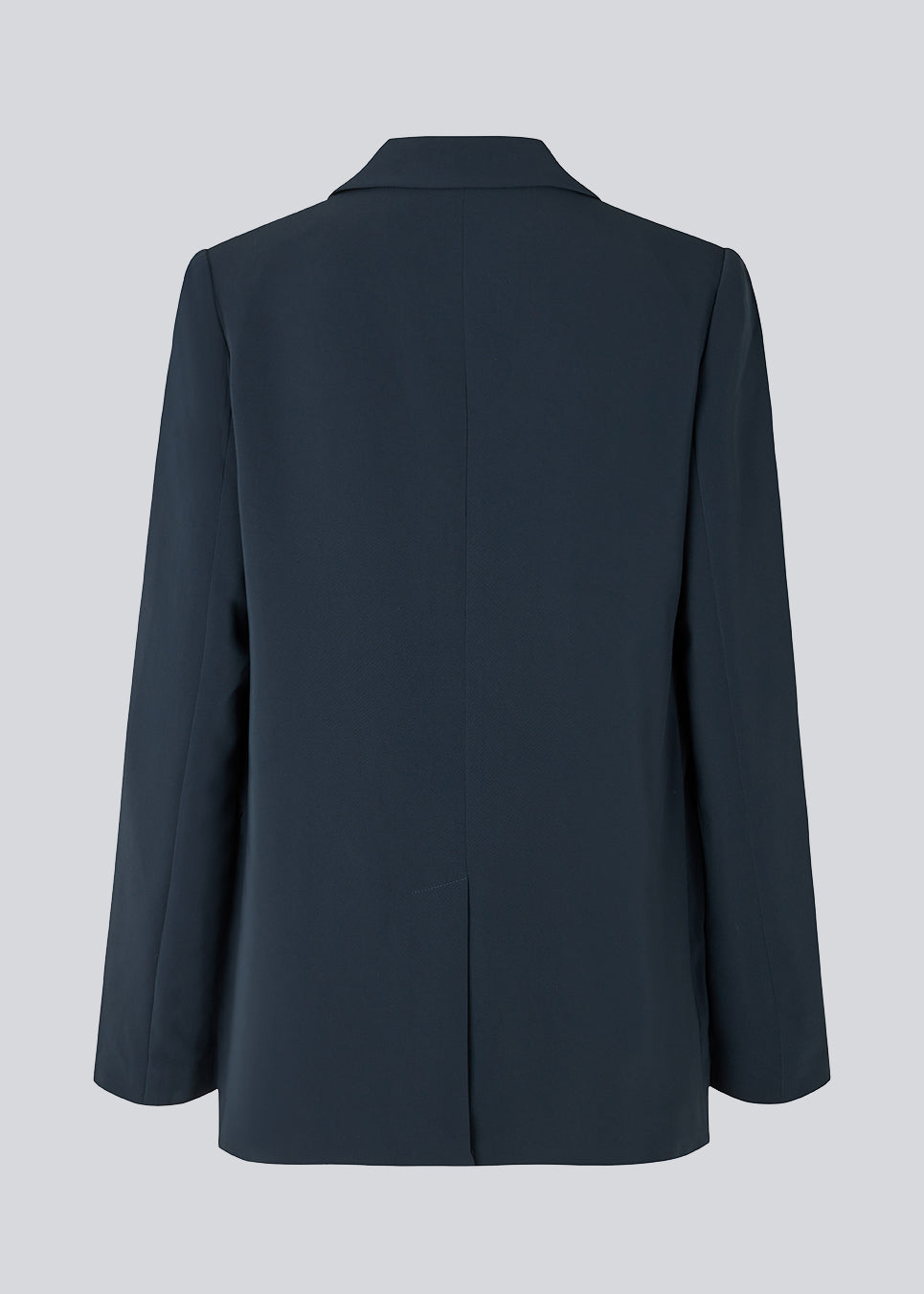 Blazer i et oversize fit med et asymmetrisk look. PerryMD blazer er i en let kvalitet, som kan styles med de matchende bukser eller over en kjole på en sommeraften. Modellen er 177 cm og har en størrelse S/36 på.  Shop matchende bukser i samme farve for at fuldende looket: PerryMD pants.