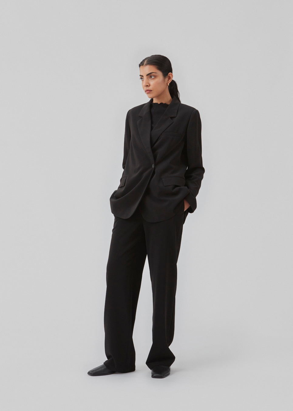 Bukser i et simpelt design med brede ben. Perry pants har skrålommer i siden og en elastisk talje for et behageligt fit. Indersøm (S/36): 81 cm Bukserne forlænges med 0,5 cm for hver størrelse. Modellen er 173 cm og har en størrelse S/36 på  Shop matchende blazer: PerryMD blazer