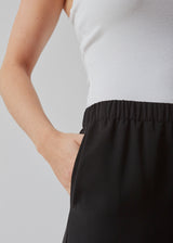Bukser i et simpelt design med brede ben. Perry pants har skrålommer i siden og en elastisk talje for et behageligt fit. Indersøm (S/36): 81 cm Bukserne forlænges med 0,5 cm for hver størrelse. Modellen er 173 cm og har en størrelse S/36 på