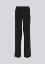 Bukser i et simpelt design med brede ben. Perry pants har skrålommer i siden og en elastisk talje for et behageligt fit. Indersøm (S/36): 81 cm Bukserne forlænges med 0,5 cm for hver størrelse. Modellen er 173 cm og har en størrelse S/36 på  Shop matchende blazer: PerryMD blazer