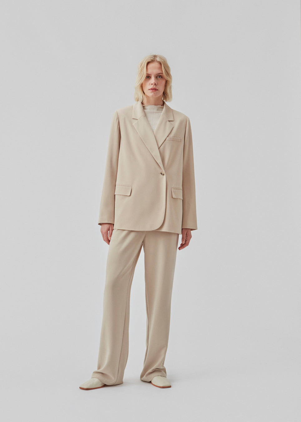 Bukser i et simpelt design med brede ben. Perry pants har skrålommer i siden og en elastisk talje for et behageligt fit. Indersøm (S/36): 81 cm Bukserne forlænges med 0,5 cm for hver størrelse. Modellen er 173 cm og har en størrelse S/36 på.  Shop matchende blazer i samme farve, for at fuldende looket: PerryMD blazer.