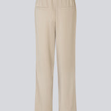 Bukser i et simpelt design med brede ben. Perry pants har skrålommer i siden og en elastisk talje for et behageligt fit. Indersøm (S/36): 81 cm Bukserne forlænges med 0,5 cm for hver størrelse. Modellen er 173 cm og har en størrelse S/36 på.  Shop matchende blazer i samme farve, for at fuldende looket: PerryMD blazer.