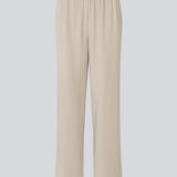 Bukser i et simpelt design med brede ben. Perry pants har skrålommer i siden og en elastisk talje for et behageligt fit. Indersøm (S/36): 81 cm Bukserne forlænges med 0,5 cm for hver størrelse. Modellen er 173 cm og har en størrelse S/36 på.  Shop matchende blazer i samme farve, for at fuldende looket: PerryMD blazer.