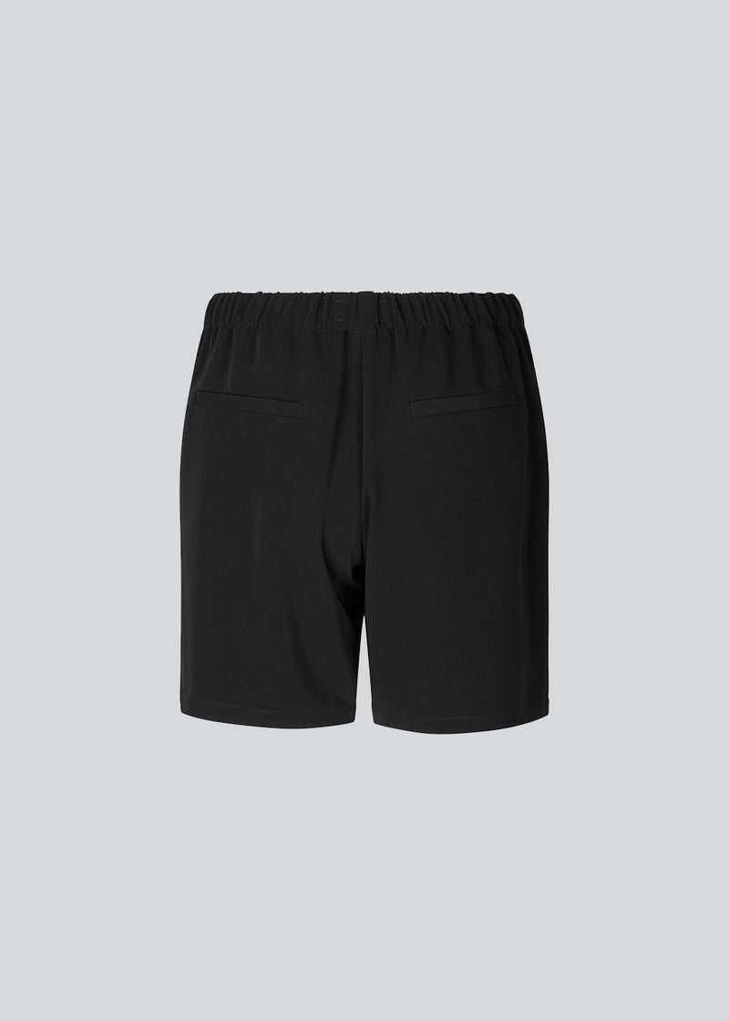 Shorts i sort i et simpelt design med brede ben. PerryMD shorts har skrålommer i siden og en elastisk talje for et behageligt fit. Modellen er 173 cm og har en størrelse S/36 på. 