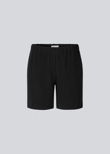 Shorts i sort i et simpelt design med brede ben. PerryMD shorts har skrålommer i siden og en elastisk talje for et behageligt fit. Modellen er 173 cm og har en størrelse S/36 på. 