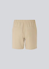 Shorts i beige i et simpelt design med brede ben. PerryMD shorts har skrålommer i siden og en elastisk talje for et behageligt fit. Modellen er 173 cm og har en størrelse S/36 på