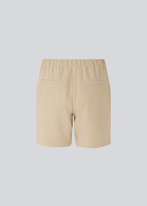 Shorts i beige i et simpelt design med brede ben. PerryMD shorts har skrålommer i siden og en elastisk talje for et behageligt fit. Modellen er 173 cm og har en størrelse S/36 på