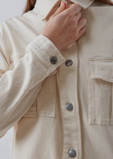 Cool denim inspireret kort jakke. Pete jacket har en løs pasform med to store brystlommer, en normal krave og lange ærmer. Modellen er 173 cm og har en størrelse S/36 på