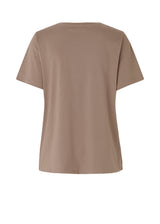Let t-shirt i en rummelig silhuet med v-udskæring og korte ærmer. Pia t-shirt er lavet i 100% økologisk bomuld.